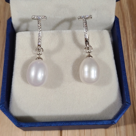 🤍🩶NEW🤍🩶BEAUTIFUL!! T Huggies with CZ'S and Freshwater Pearl Earrings - Picture 10 of 14